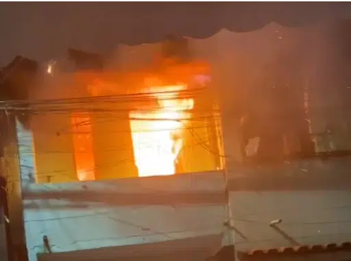 Fogo: Incêndio provocado por fiação de poste deixa imóvel destruído em Salvador