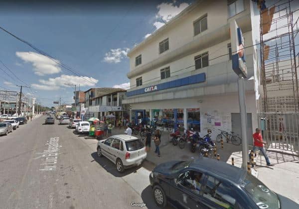 Homens armados assaltam pessoas na fila da Caixa Econômica, em Simões Filho