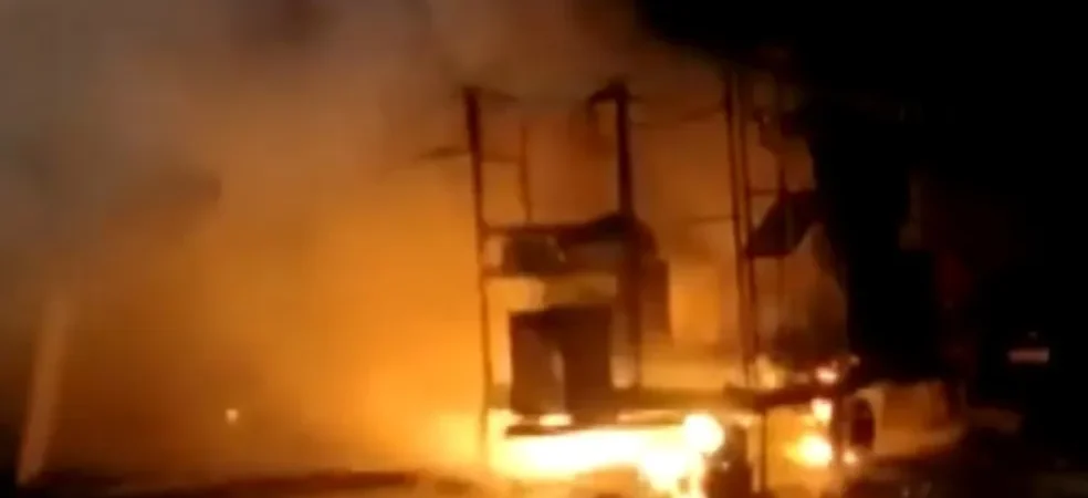 Incêndio destrói food truck na orla de Salvador