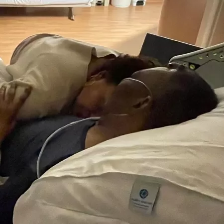 Após especulações, filha de Pelé posta foto com ele em hospital