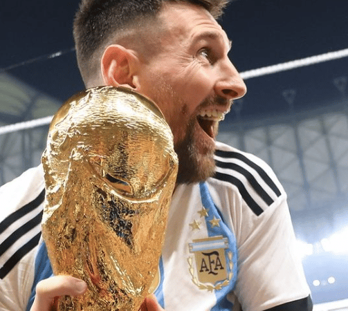 Post de Messi com taça da Copa do Mundo bate recorde e se torna a foto mais curtida da história
