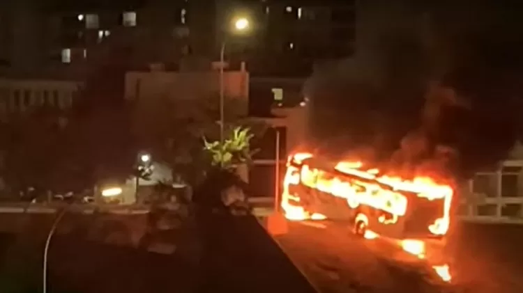 Bolsonaristas queimam carros e tentam invadir prédio da Polícia Federal