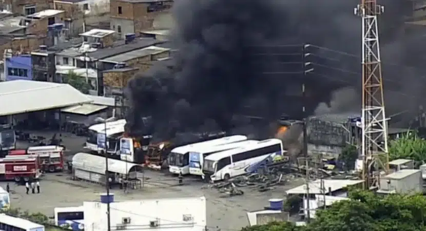 Ônibus intermunicipais pegam fogo próximo a Rodoviária de Salvador