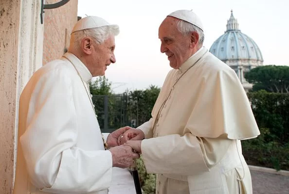 Papa Francisco presta homenagem após morte de Bento XVI: “Sentimos tanta gratidão”