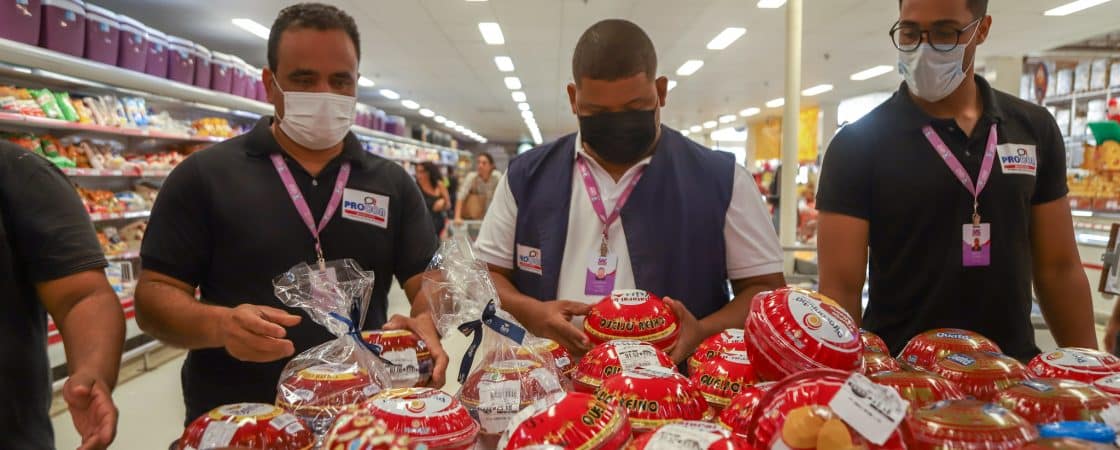 Supermercados de Lauro de Freitas são notificados por produtos fora da validade e preços inadequados