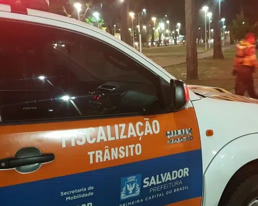 Carro bate em poste e deixa duas pessoas feridas em Salvador
