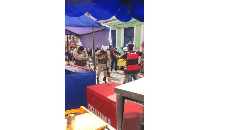 Vendedor ambulante ameaça servidor público com faca em festa religiosa