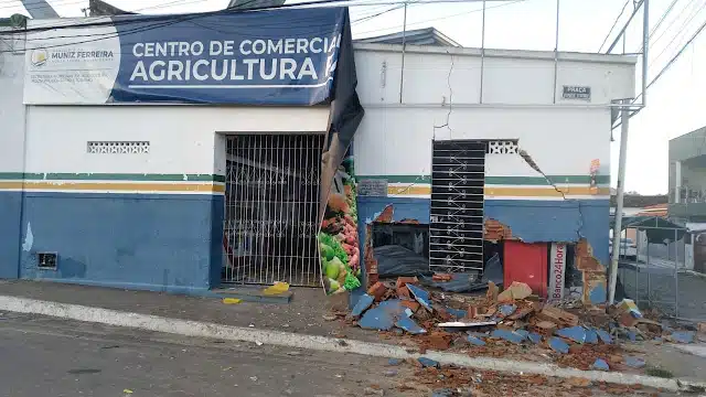 Criminosos explodem caixa eletrônico e destroem agência bancária no recôncavo da Bahia