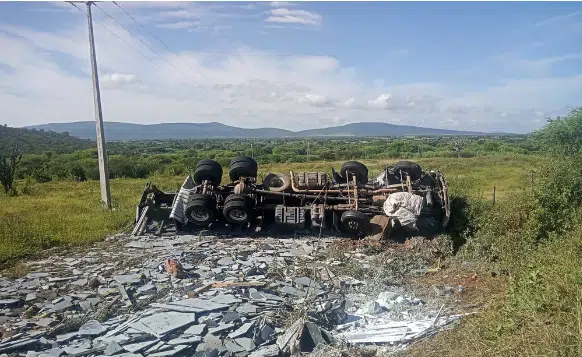 Caminhão que transportava pedras tomba e deixa um morto em rodovia na Bahia