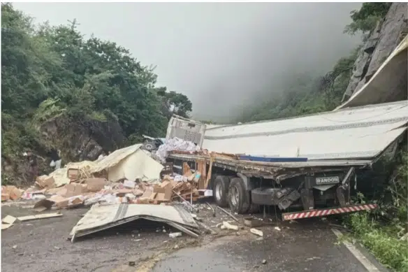 Carreta que transportava camarão tomba e carga é saqueada em rodovia na Bahia