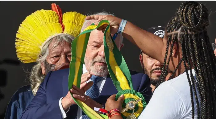Catadora que passou faixa para Lula é atacada por ter fotos na Itália
