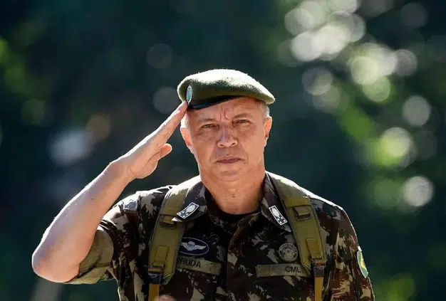 Lula demite comandante do Exército após conduta duvidosa no ataque aos Três Poderes