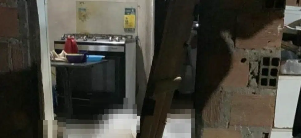 Corpo de jovem é achado na cozinha de casa com tiro na cabeça, em Feira de Santana