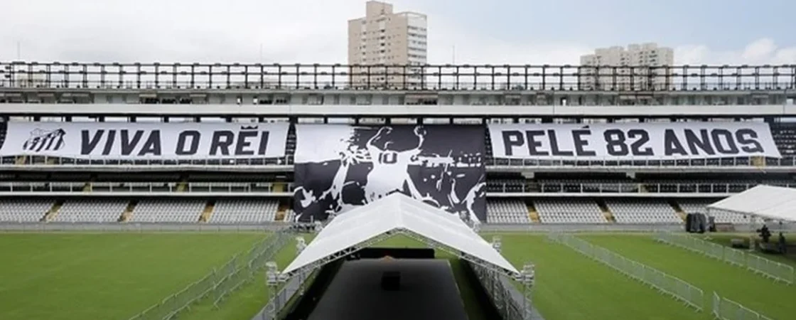 Brasil se despede de Pelé na Vila Belmiro, estádio que Rei do Futebol brilhou por anos
