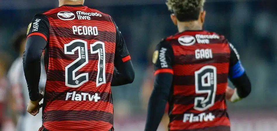 Flamengo anuncia renovação de contrato com artilheiro da equipe em 2022