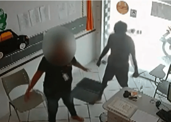 Homem invade autoescola com facas e rouba celular de funcionária