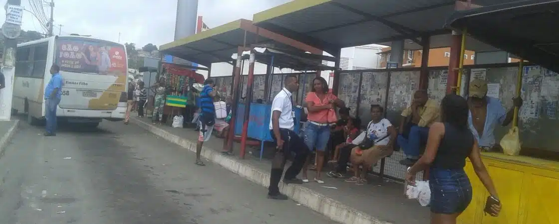 Homens a bordo de carro fazem arrastão em pontos de ônibus em Simões Filho