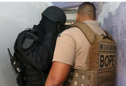 Idosa é feita refém durante fuga de criminosos em Salvador