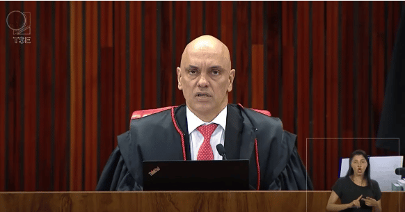 Com a aproximação das eleições municipais, novas regras vão surgindo e nesta quarta-feira (28), o presidente do Tribunal Superior Eleitoral (TSE), ministro Alexandre de Moraes, disse em Brasília, que candidatos eleitos que desrespeitarem as regras para o uso da inteligência artificial (IA) durante as eleições municipais de outubro próximo poderão ter os mandatos cassados.