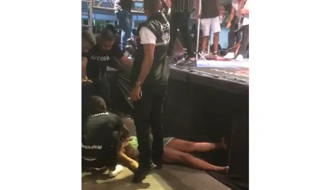Mulher cai de palco durante show de pagode em Candeias