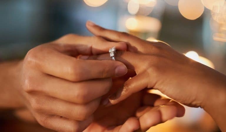 Noivos assinam contrato com multa de R$ 180 mil para caso haja traição no casamento