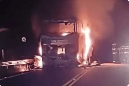 Ônibus de turismo pega fogo em rodovia na bahia