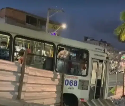 Ônibus invade praça com grande movimento em Lauro de Freitas