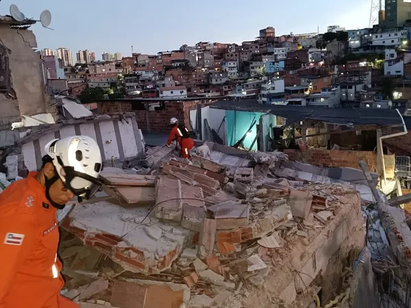 Salvador: Prédio desaba e atinge casas vizinhas na Federação