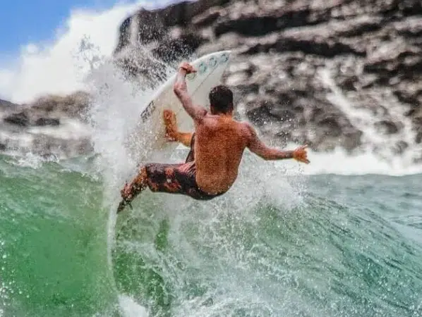 Praia do Forte recebe circuito de surf profissional e amador