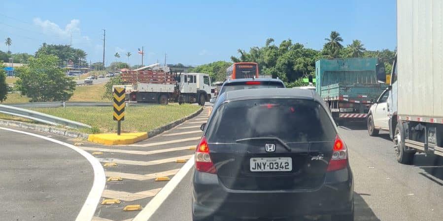 Tudo travado: Trecho da Estrada do Coco é bloqueado por manifestantes