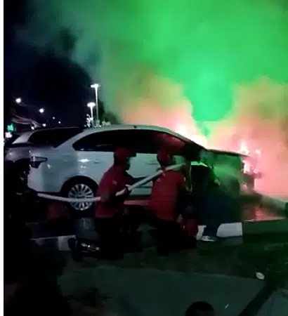 VÍDEO: Carro pega fogo em frente a shopping em Camaçari