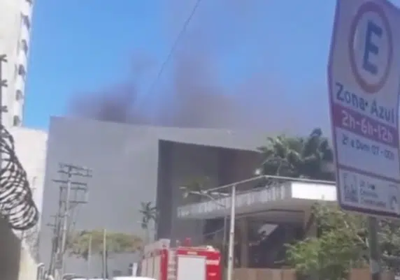 VÍDEO: Incêndio atinge Teatro Castro Alves