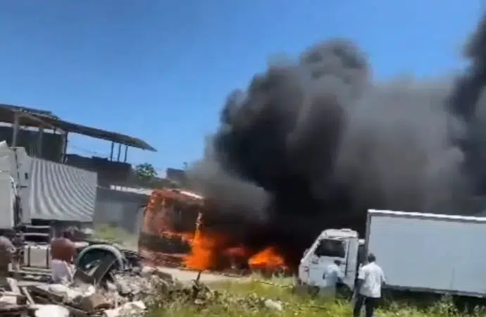 VÍDEO: Ônibus pega fogo próximo a posto de gasolina na Cascalheira