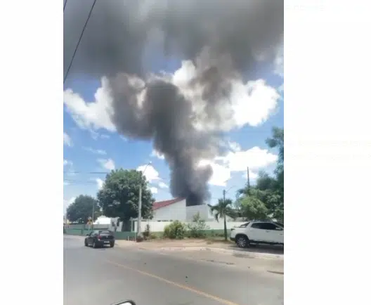 VÍDEO: Carro pega fogo próximo a posto de saúde, em Camaçari