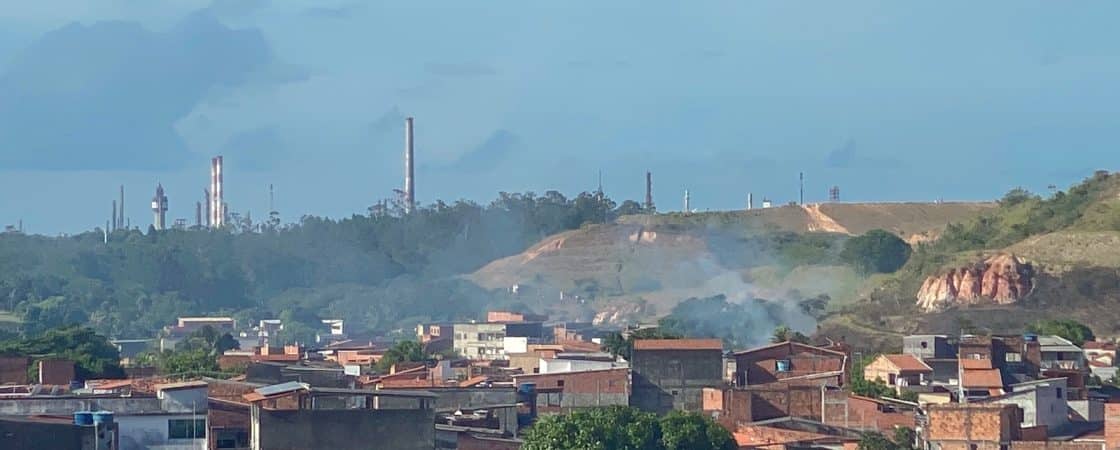 VÍDEO: Vegetação pega fogo no Morro da Manteiga, em Camaçari