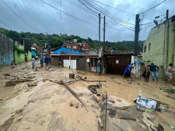 40 pessoas morrem e quase 2,5 mil deixam casas após fortes chuvas em São Paulo