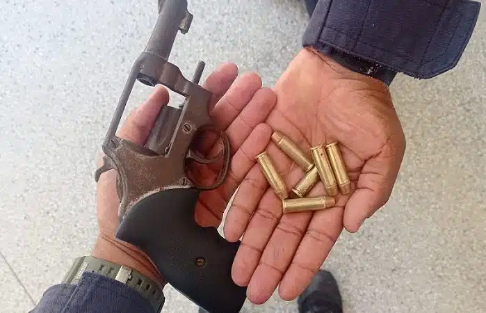 Adolescente é apreendido com revólver em bairro nobre de Salvador
