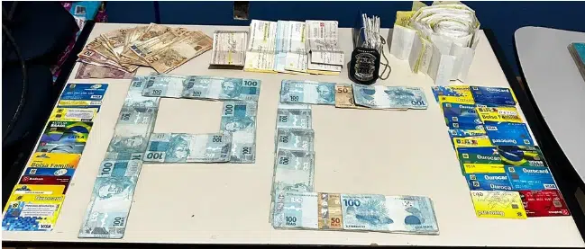 Idosa suspeita de agiotagem é encontrada com R$ 13 mil e 80 documentos na Bahia