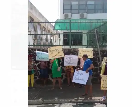 VÍDEO: Ambulantes vão às ruas protestar contra realocação em Simões Filho