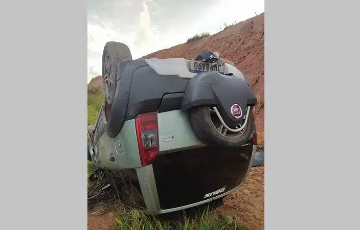 Após capotamento, carro é encontrado abandonado em rodovia de Camaçari