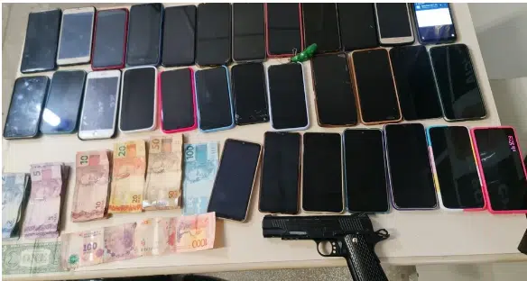 Suspeitos de assaltos na RMS são presos com mais de 30 celulares na BR-324