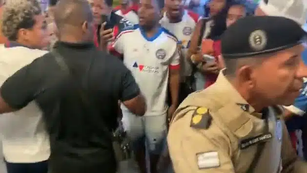 VÍDEO: Atacante Vítor Jacaré discute com torcedor após levar tapa durante protestos