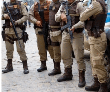 Camaçari: Bandidos invadem casa de PM e fazem família refém
