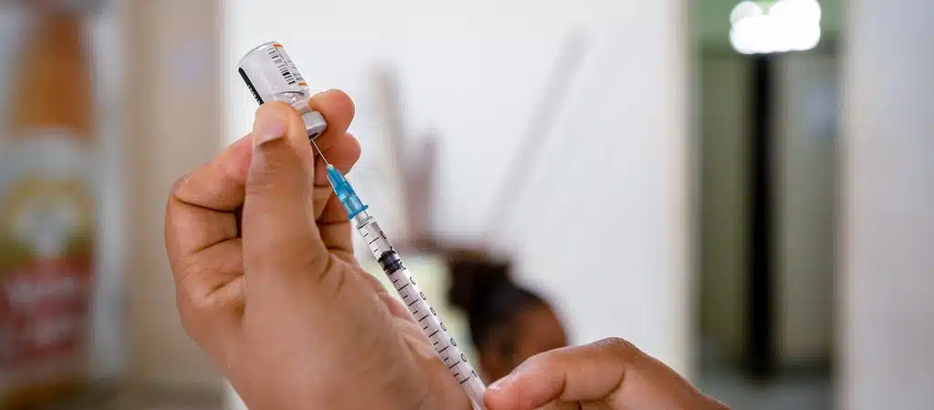 Camaçari começa aplicar vacina bivalente para grupo prioritário