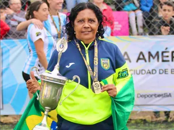 De Camaçari, Dilma Mendes é eleita melhor treinadora de fut7 do mundo
