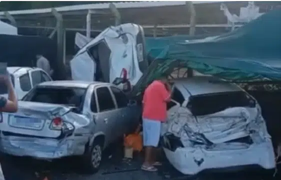 Grave acidente deixa um morto e vários carros danificados no acesso ao aeroporto de Salvador