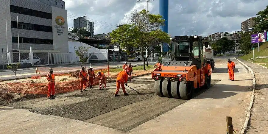 Cratera que ‘engoliu’ veículo em Salvador é aterrada e via liberada após 24h