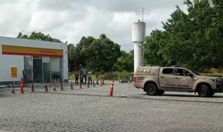 Criminosos explodem cofre em posto de combustível em Feira de Santana