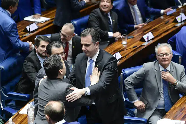 Pacheco derrota candidato de Bolsonaro e é reeleito presidente do Senado