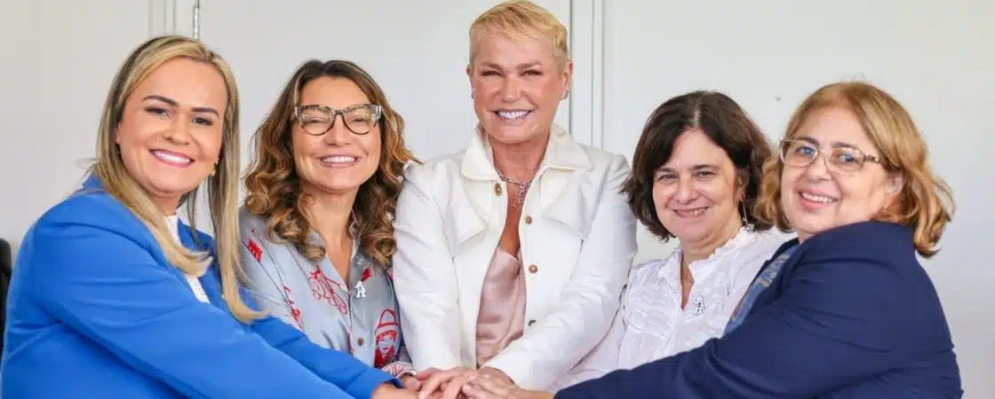 Xuxa recebe convite em reunião com primeira-dama e ministras
